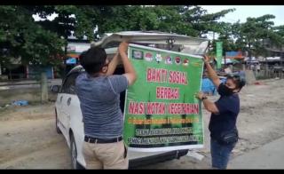 Peduli Sesama dan Bakti Sosial, RM Vegetarian Bersama Donatur Bagikan Menu Nasi Sehat dan Air Mineral Kepada Pengendara di Pekanbaru