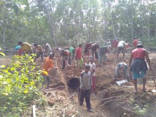 Dimusim Penghujan Babinsa Serda Suranto, Ajak Warga Gotong Royong, di Desa Banjar Agung
