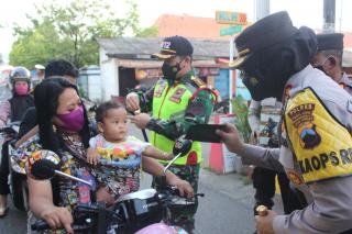 Sinergitas TNI-Polri di Kota Tegal Bagikan Takjil dan Berbagi Rejeki Kepada Masyarakat
