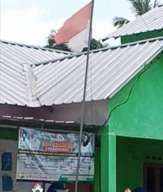 Sangsaka Merah Putih Sobek Dikibarkan Dihalaman Pekon Kusa