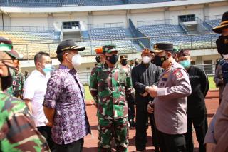 Berharap Program Vaksinasi 1 Juta 1 Hari Tercapai, Panglima dan Kapolri Tinjau Vaksinasi di Bandung
