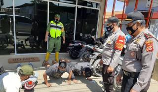 Kendalikan Covid-19 Polresta Bandung Polda Jabar Bersama 3 Pilar Lakukan Operasi Yustisi dan Bagikan Masker Gratis