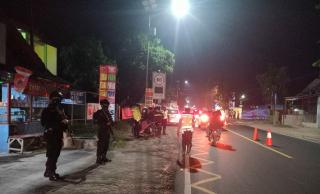 Gelorakan Polri Presisi, Sat Brimob Polda Jabar Back Up Penyekatan Pospam Terpadu Limbangan