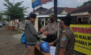 Polres Majalengka Polda Jabar Bersama Muspika Laksanakan Ops Yustisi dan Bagikan Masker Gratis