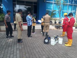 Jajaran Polsek Sunda Kelapa Bersama Dinkes dan UP3N DKI Jakarta Lakukan Penyemprotan Guna Cegah Penularan Covid_19