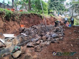 Warga Merasa Lega, Tebing Rawan Longsor di Wilayah Desa Cibalung Dibangun Tembok Penahan Tanah