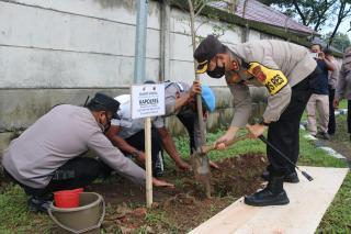 Peringati HUT Satpam Ke 40, Kapolres Majalengka Polda Jabar Lakukan Penghijauan