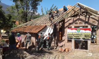 Karya bakti TNI Koramil 1514/Mandirancan Perbaiki Rumah Rutilahu Di Fesa Cibuntu