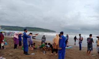 Berikan Rasa Aman Pada Pengungjung Pantai Pangandaran, Satpol Air Polres Ciamias Lakukan Patroli