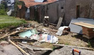 Lurah Cipamokolan Berikan Sedikit Bantuan Terhadap Rumah Warganya yang Alami Ambruk