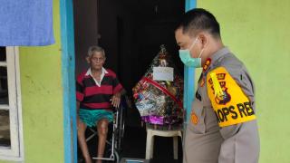 Kapolres Inhu Bersama Jajajaran Bantu Warga Berkebutuhan Khusus atau Terdampak Covid-19
