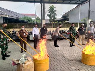 Kapolsek Baleendah Menghadiri Pemusnahan Barang Bukti di Kejaksaan Bale Bandung