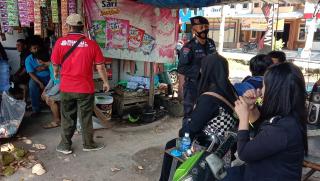Bhakti Sat Brimob Polda Jabar Untuk Masyarakat Sosialisasikan Pentingnya Masker