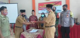 Sudardi Serahkan Jabtan Pada Kepada Kepala Pekon Terpilih, Gunawan