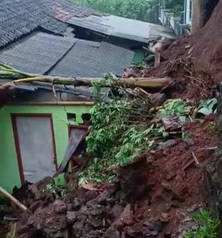 Sebuah Rumah Warga Blok Katapang Kota Banjar Rusak Tertimpa Longsor Tebing 10 Meter