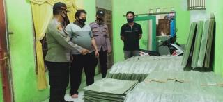 Kapolsek Sliyeg Pimpin Langsung Penjagaan Logistik Pilkada di Kantor PPK