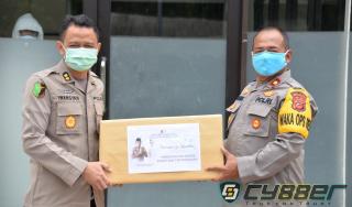Kapolres Indramayu Berikan 200 APD Untuk RS Bhayangkara
