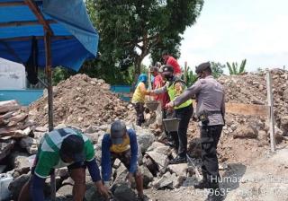 Bhabinkamtibmas Polsek Kertajati Gotong Royong Bangun Masjid Sekaligus Sosialisasi 3M