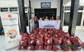 PT LCTN Bagikan Ratusan Paket Sembako kepada Warga Rawaarum Jelang Idul Fitri