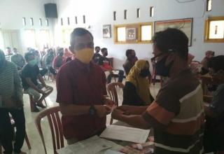 Warga Desa Bojong Minggir Saat Salurkan BLT Dana Desa Menerapkan Protkes Covid-19 Anjuran Pemerintah