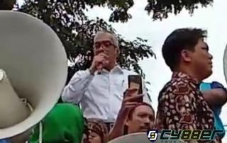 Komisi V DPRD Provinsi Jawa Barat Hadir di Tengah Tengah Para Pengunjuk Rasa di Depan Gedung Sate Bandung