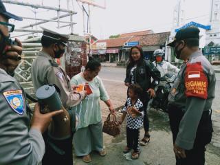 Polsek Kandanghaur Berikan Himbauan dan Sosialisasi 3M