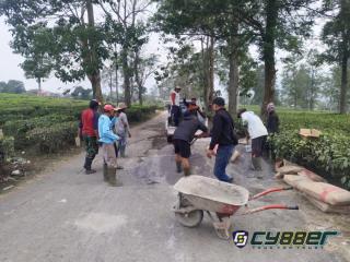 Swadaya Warga Giriawas Perbaiki Jalan Kabupaten yang Rusak Bertahun-tahun