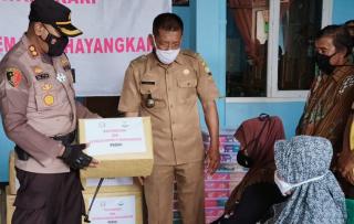 Tinjau Lokasi Pergeseran Tanah di Tanjung Medar, Kapolres Sumedang Berikan Bantuan