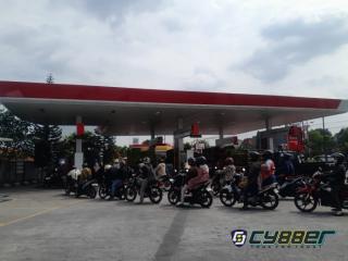 Dampak Kenaikan Harga Pertamax, Antrean Pertalite Mengular di SPBU Belang Wetan Klaten