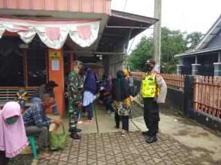 Kapolsek  cisaga dan Babinsa Berikan  edukasi kepada Ratusan penerima BST tahap 1X.