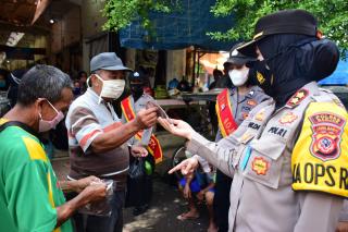 Dalam Rangka Hari Ibu, Kapolres Banjar Bersama Walikota Banjar Gelar Aksi Simpatik Kepada Pedagang Kaki Lima dan Pejalan Kaki