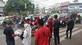 PWI dan PLN Bagikan Takjil di Depan Pendomo Alun - Alun Sukabumi