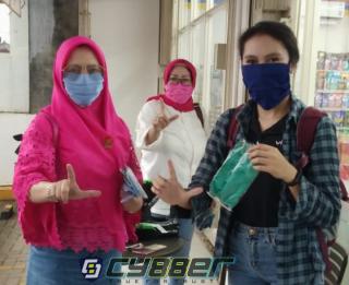 Ribuan Masker Dan Hand Sanitazer Dibagikan Ketua PPLIPI Kabupaten Bogor Kepada Warga Cigombong