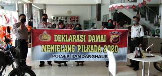 Polsek Kandanghaur, Polda Jabar Membentangkan Spaduk Deklarasi Damai dan Mengajak  Lapisan Masyarakat Untuk  Mensukseskan Pilkada 2020