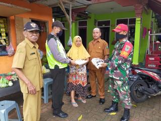 Polsek Bersama Koramil Karangampel Bagikan 72 Paket Sembako Pada Warga Kurang Mampu