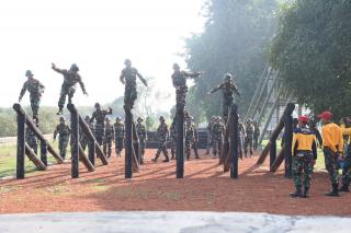 Tanpa Beban, Taruna Tingkat lll Korps Marinir Jalani Ujian Halang Ringtang