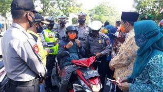 Lagi, 300 Masker di Bagikan Satlantas Polres Indramayu Pada Pengguna Jalan