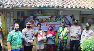 Wujud Polri Peduli Sesama, Kapolres Ciamis Bersama Wakapolres Salurkan Bansos