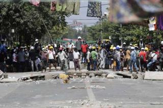 Hindari Kebrutalan Aparat, Warga Myanmar Tinggalkan Negaranya