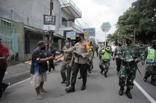 Polres Klaten dan Kodim 0723/Klaten Melaksanakan Pembagian Masker Kepada Warga Masyarakat