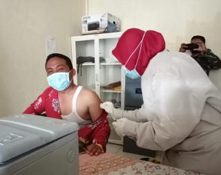 Nakes Puskesmas Candipuro Mulai Divaksinasi