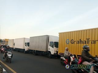 Pengguna Jalan Jalan Raya Mayjen Edi Sukma Minta Petugas Tertibkan Kendaraan yang Parkir di Bahu Jalan