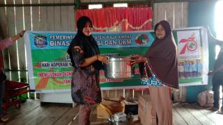 Jelang HUT Koperasi RI Ke - 73, Dinas Koperasi dan UKM Raja Ampat Bagi Paket Kuliner Kepada Pelaku Usaha Kecil