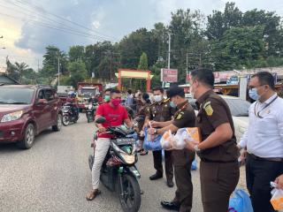 Kejaksaan Negeri Kuansing Berbagi Ratusan Takjil Kepada Pengguna Jalan