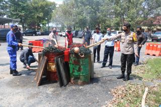 Polres Tulang Bawang Musnahkan Alat Tangkap Ikan (Pukat Hariamu) Yang Dilarang Pemerintah