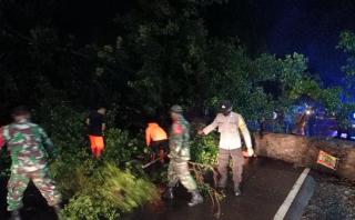 Polres Majalengka Polda Jabar Bersama Koramil dan Warga Evakuasi Pohon Tumbang
