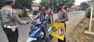 Polsek Tukdana Giat Operasi Yustisi Gabungan 3 Pilar Secara Stasiner baik pengguna jalan maupun Pejalan Kaki