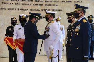 Panglima TNI Sematkan Tanda Kehormatan Bintang Dharma Kepada Kasal dan Kasau