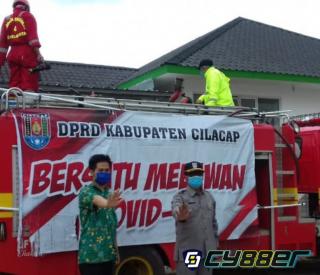 Perangi Covid 19, Anggota DPRD Cilacap Semprotkan Disinfektan Menggunakan Mobil Damkar