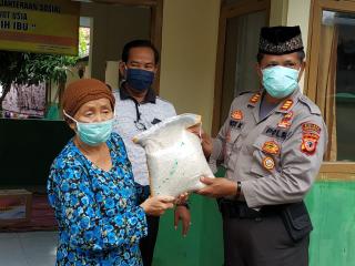 Kapolres Indramayu Kembali Berikan 1,5 Ton Beras Untuk Panti Jompo Tresna Wradha